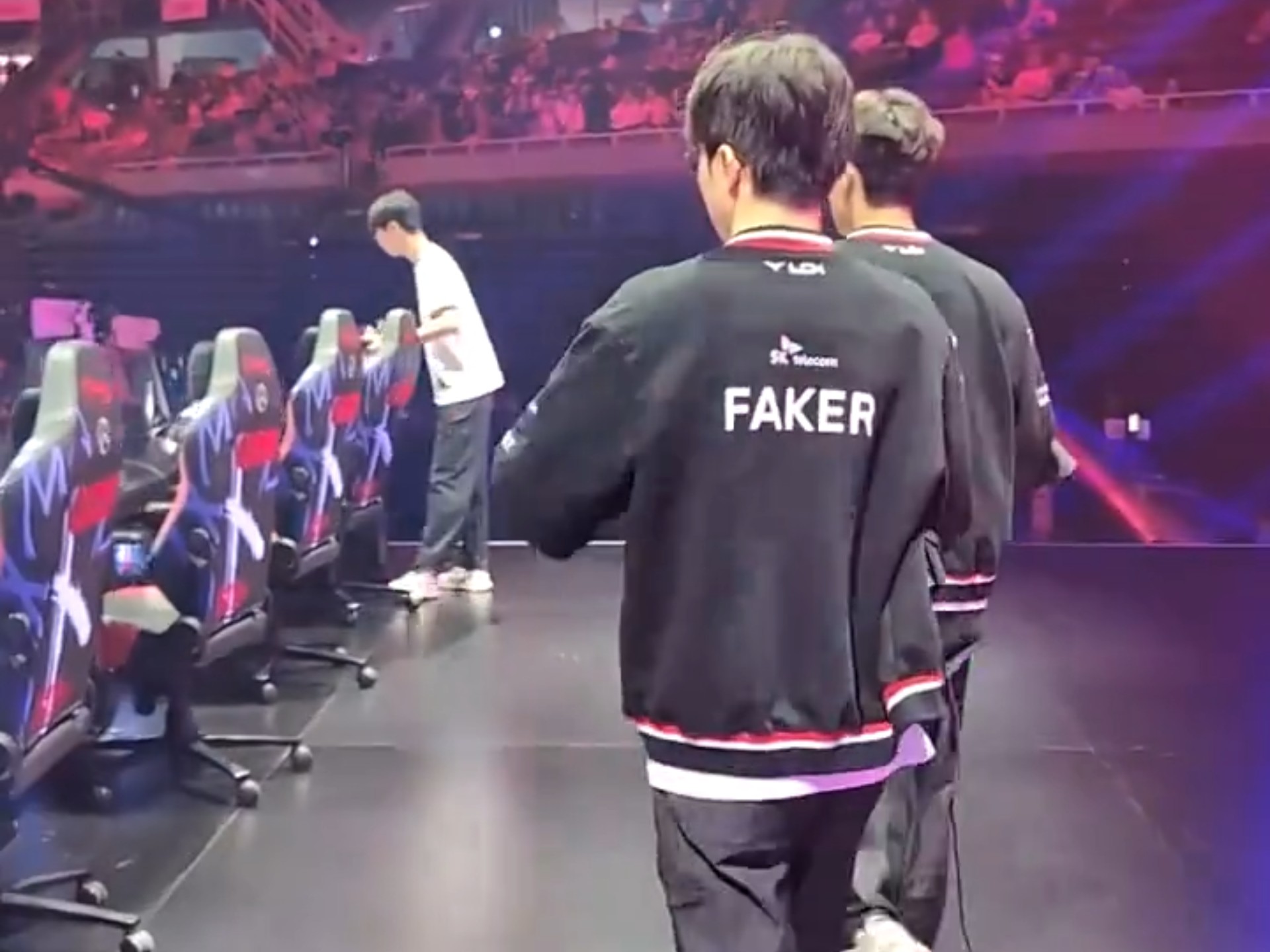 包含大比分获胜引发热议！，Faker在西班牙队比赛中比赛规则变更引发球迷热议的词条