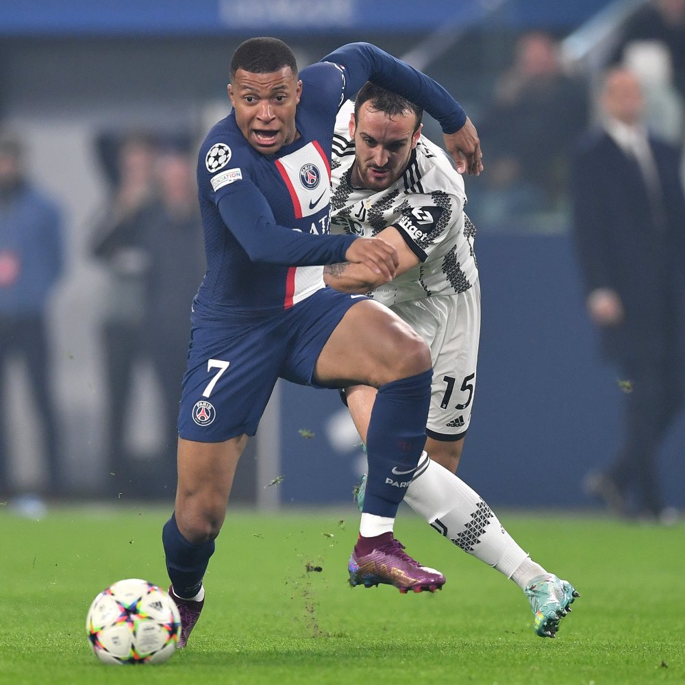 包含里程碑夜山东男篮迎来里程碑，欧冠清晨刷纪录，球迷炸锅，阵容厚度经受考验的词条