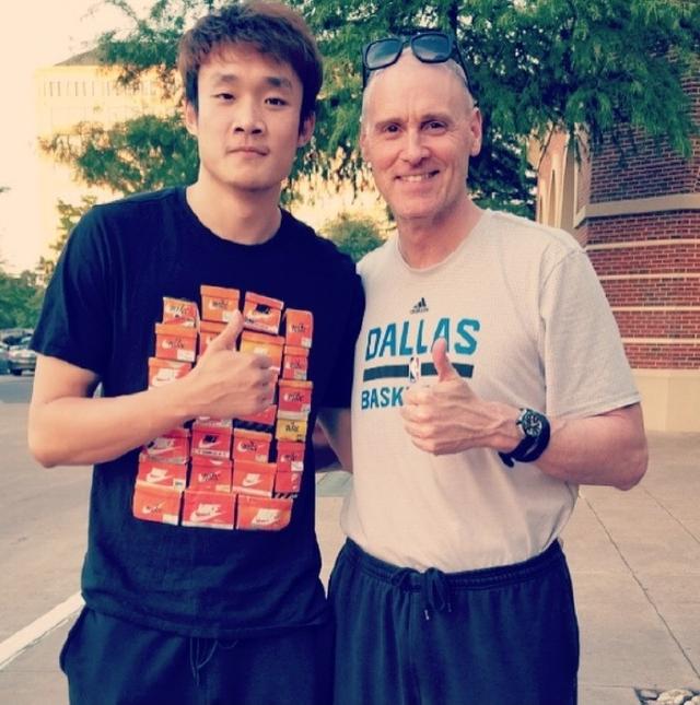 瓦伦西亚冲刺阶段外线爆发，志在NBA常规赛名次提升，球迷炸锅，临场指挥获称赞的简单介绍