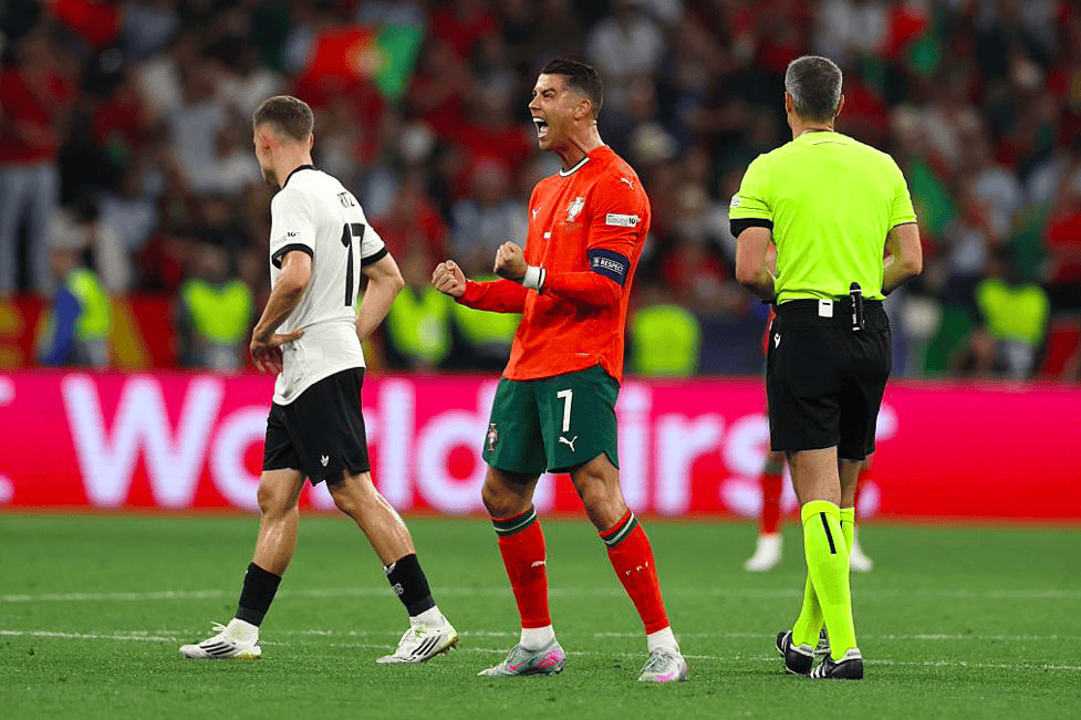 阿扎伦卡巅峰对决，C罗与90激战C9分钟，问鼎冠军胜负难料！的简单介绍